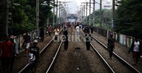 Para penumpang baik dari Stasiun Manggarai maupun dari Cikini harus berjalan menyusuri rel sekitar 5 km. Ramses/detikFoto.