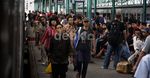 KRL Sampai Manggarai, Penumpang pun Jalan Kaki