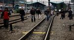 KRL Sampai Manggarai, Penumpang pun Jalan Kaki