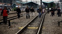 Penumpang yang ingin melanjutkan ke Stasiun Cikini terpaksa garus berjalan kaki. Ramses/detikFoto.