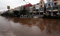 Jalan utama di Kelapa Gading berubah jadi sungai dadakan.