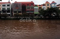 Pembatas jalan dan trotoar pun sudah tak terlihat lagi.