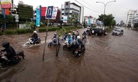Sejumlah kendaraan mogok saat membelah 'sungai' Kelapa Gading.