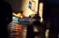 Tim SAR melakukan penyelaman secara bergantian.