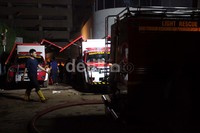 Meski Damkar telah mengerahkan 6 mobil penyedot air, namun belum juga membuahkan hasil.