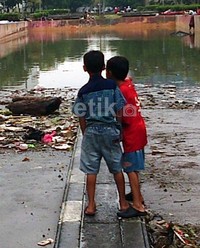 Pantauan detikcom di lokasi pukul 10.00 WIB kondisi underpass masih tergenang dan banyak warga yang melihat-lihat di situ, Jumat (18/1/2013).
