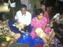 Kunjungi Korban Banjir Bareng Bos BNI, Dahlan Iskan Dihadiahi Nasi Bungkus