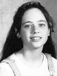 Zooey tampak lebih chubby saat masih duduk di bangku sekolah. (Yearbook Library)
