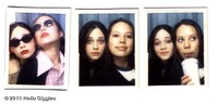 Vokalis 'She & Him' itu berpose dengan sahabatnya, Sarah Bates. (Hello Giggles)