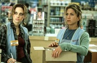 Dalam film 'The Good Girl', Zooey berperan bersama Jennifer Aniston. (Flan de Coco Films/Fox Searchlight Pictures/Hungry Eye Lowland Pictures B.V.)