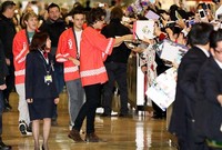 Harry Styles menghampiri penggemar yang sudah menunggu lama di bandara. (Daily Mail)