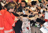 Niall meladeni permintaan tanda tangan para penggemar. (Daily Mail)