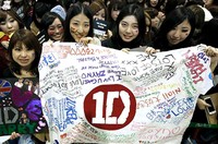 Directioners (sebutan fans untuk One Direction) setia menunggu boyband pelantun 'Kiss You' itu di bandara. (Daily Mail)