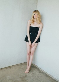     Ia pamer kaki indahnya lewat dress super mini hitamnya. Juergen Teller/W Magazine.