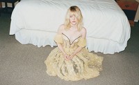 Emma Stone dalam balutan dress rancangan Alexander McQueen. Juergen Teller/W Magazine.