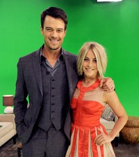 Josh berpose bersama Julianne Hough di Castle Studios, California, Kamis (17/1/2013). Kevin Winter/Getty Images.