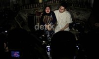 Ia tak kuasa menahan tangisannya saat menggelar jumpa pers di kediamannya, Tangerang, Banten, Jumat (18/1/2013) dini hari.