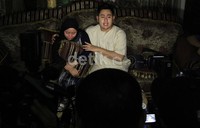 Nassar berusaha menenangkan sang istri.