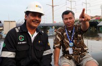 Sekretaris Perusahaan PLN Adi Supriono (kanan) berbincang dengan General Manager UP Muara Karang Rudy Hendra Prastowo (kiri) saat meninjau kawasan PLTU Muara Karang. Agus Trimukti/Humas PLN.