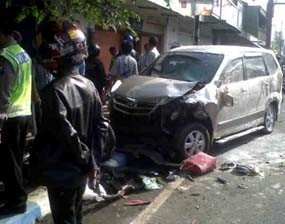Avanza Tabrak Pick Up dan 2 Motor, Dua Orang Luka