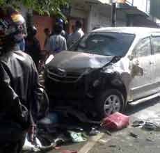 Avanza Tabrak Pick Up dan 2 Motor, Dua Orang Luka