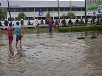 Pantauan detikOto di lokasi, Jumat (18/1/2013) hampir seluruh komplek industri otomotif di kawasan Sunter akses jalannya tergenang banjir setinggi 30 cm. Genangan air juga bervariasi kedalamannya.