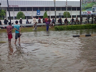 Kawasan Otomotif Tergenang Banjir