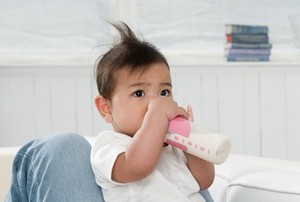 Jika Sedang Mengungsi, Jangan Beri Minum Anak dengan Botol Atau Dot
