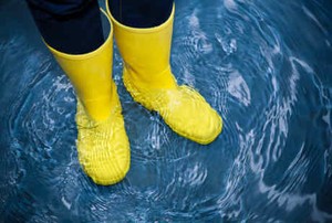 Hindari Sakit Kencing Tikus, Pakailah Sepatu Boot Saat Lewati Banjir