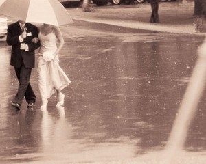 Kisah Calon Pengantin Hadapi Banjir, Resepsi Mundur atau Jalan Terus