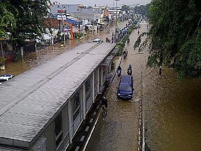 Jalan Otista Masih Banjir 50 Cm, Lalin Macet