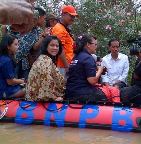 5 Kostum Penangkal Hujan & Banjir ala Jokowi