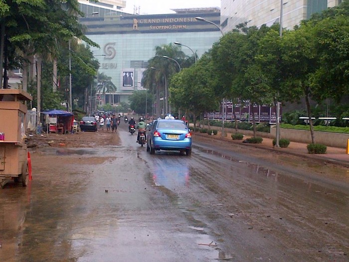 Banjir Surut, Angkutan Umum Sudah Bergeliat Lagi di Thamrin