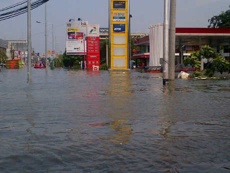 SPBU, Pospol & Pos Damkar di Pluit Terendam Banjir