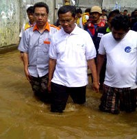 Dahlan Iskan Nyemplung di Banjir Cililitan