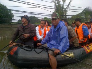 Jokowi & Iriana Keliling Naik Perahu Karet Menyusuri Banjir di Pluit