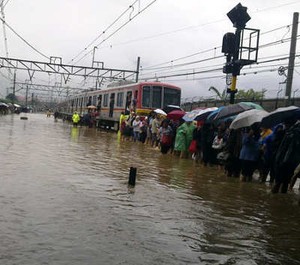 Rel Masih Tergenang, Perjalanan KRL Hari Ini Belum Normal