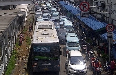 Banyak Pos Pengungsian, Lalu Lintas di Jatinegara Macet
