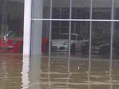 Porsche & Maserati Jadi Korban Banjir di Pluit