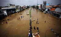 Banjir masih merendam Jalan KH Abdullah Syafei.