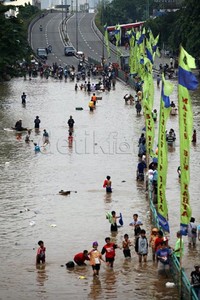 Banjir ini mengakibatkan lalu lintas di jalan tersebut terputus.
