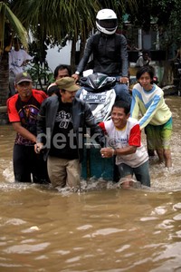 Akibat jalan yang tidak dapat dilalui, banyak pengguna jalan menggunakan jasa gerobak.