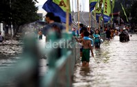 Banjir di daerah tersebut mencapai 80 cm.