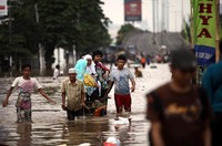 Sebgian warga memanfaatkan situasi ini dengan menawarkan jasa penyeberangan menggunakan gerobak.