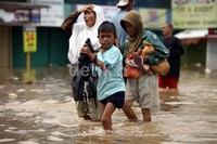 Proses evakusi warga juga masih di lakukan.