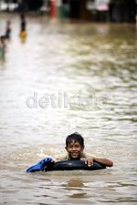 Banjir Jadi Arena Bermain