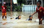 Banjir Jadi Arena Bermain