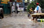 Banjir Jadi Arena Bermain