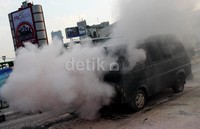 Asap terus mengepul. Belum diketahui apakah ada korban dalam peristiwa tersebut. (Nizar Ramadika).