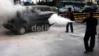 Beberapa petugas berusaha memadamkan api. (Nizar Ramadika).